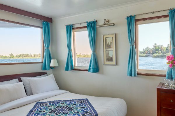 2 Suites with a shared balcony, and 4 standard cabins, for a maximum of 12 passengers.