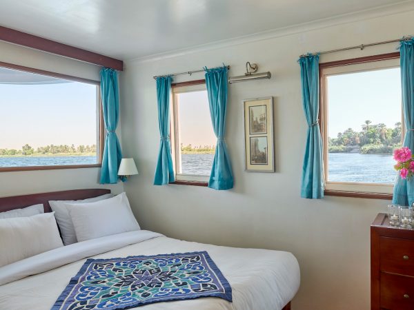 2 Suites with a shared balcony, and 4 standard cabins, for a maximum of 12 passengers.