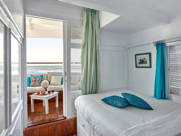 2 Suites with private balcony, and 4 standard cabins, for a maximum of 12 passengers.