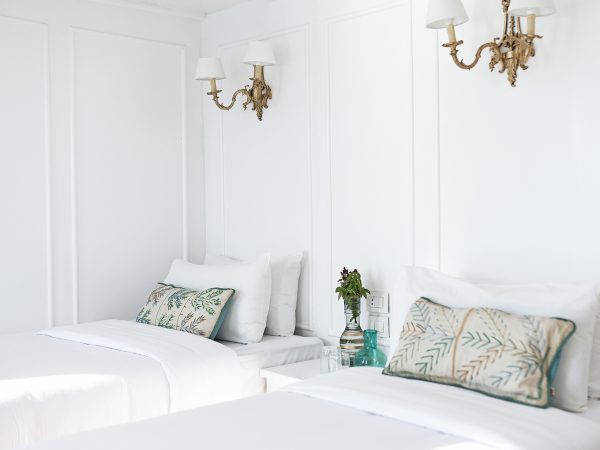 2 Suites and 8 standard cabins, for a maximum of 20 passengers.