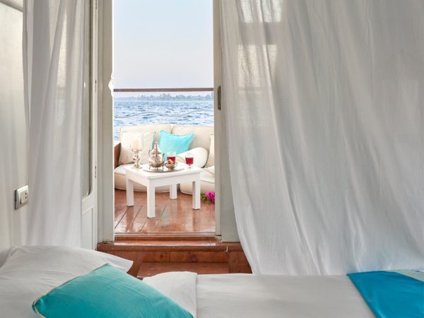 2 Suites and 4 standard cabins, i.e. a maximum of 12 passengers.