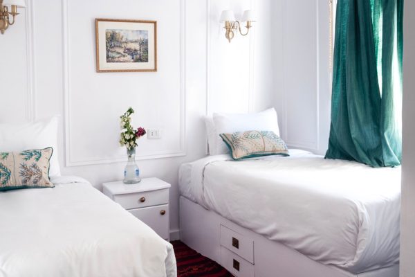 2 Suites and 6 standard cabins, i.e. a maximum of 16 passengers.