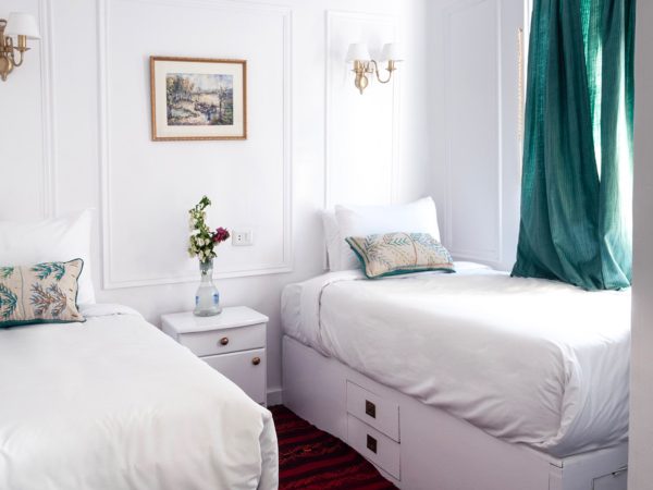 2 Suites and 6 standard cabins, i.e. a maximum of 16 passengers.