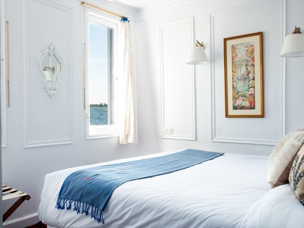 1 unique Suite and 4 standard cabins, i.e. a maximum of 10 passengers.